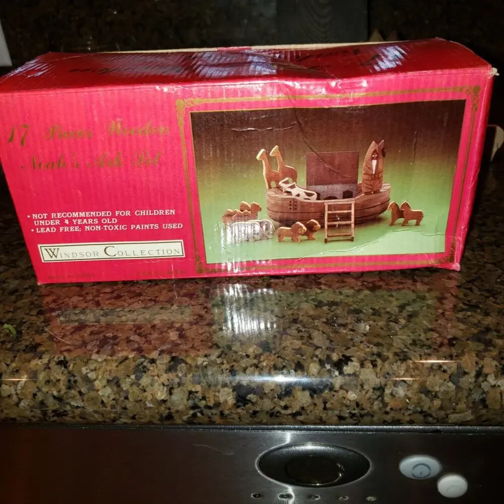 The Windsor collection Noah's Ark 17 Piece Set With Box